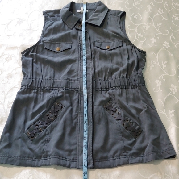 Maurices Lace Up Pocket Vest Size Medium - Picture 9 of 11